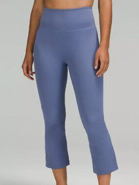 lululemon Groove Super-High-Rise Crop 23" in Waterdrop - Size 4